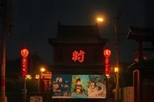 红桃视频首页主视觉：蓝灰色光影中的影视分类界面